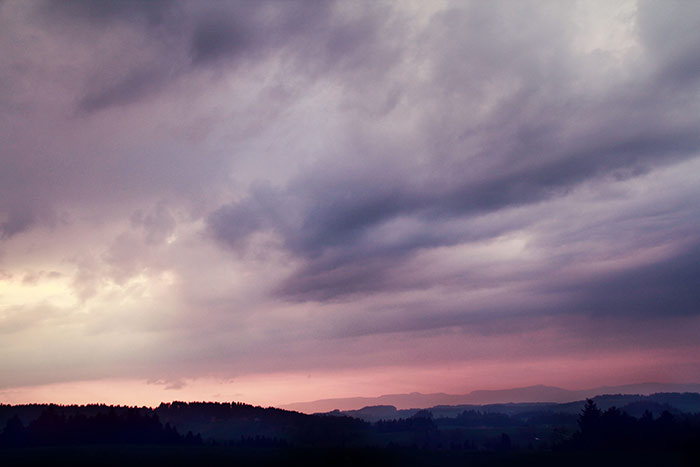 Abendstimmung mit rotviolettem Wolkenhimmel über Landschaft