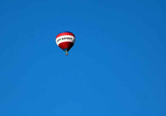 Naturfoto mit Heissluftballon im blauen Himmel