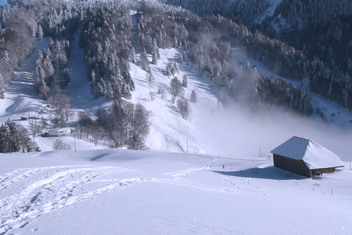 Berghütte im Winter mit Schneespuren